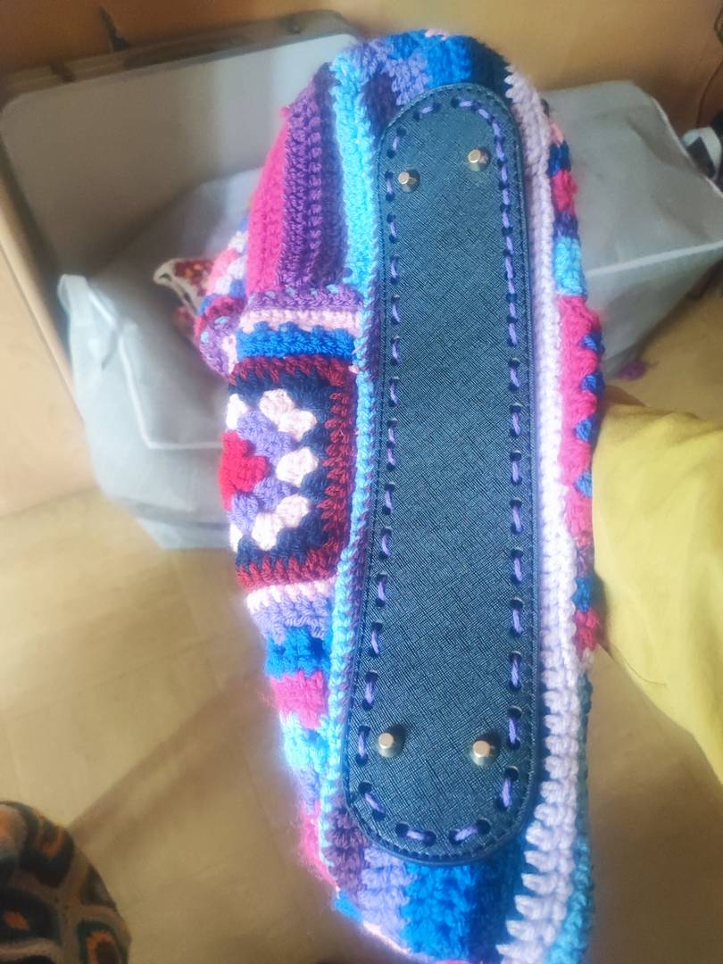 Sac à Main Tressé Multicolore Vif avec Anses Noires – Fait Main, Style Bohème Pop