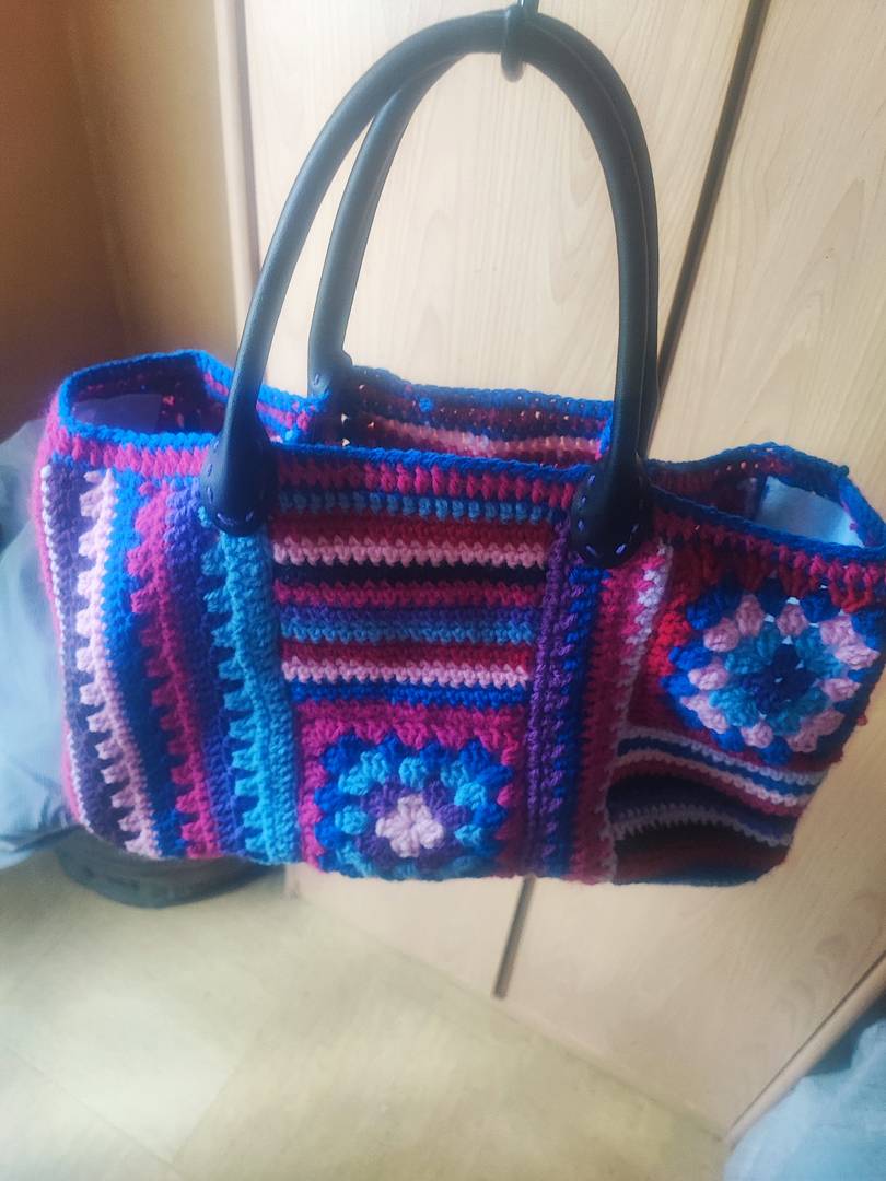 Sac à Main Tressé Multicolore Vif avec Anses Noires – Fait Main, Style Bohème Pop