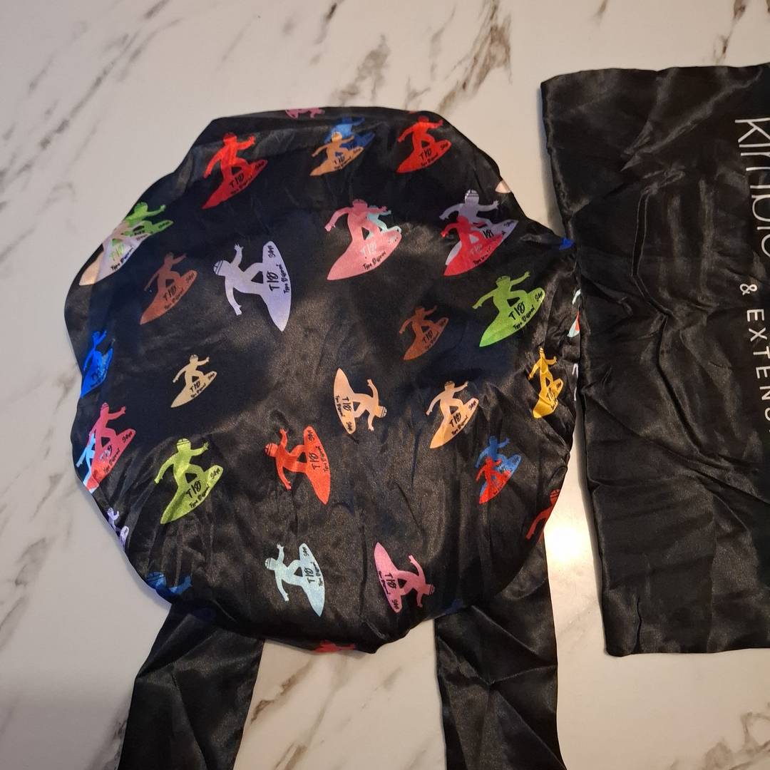 Bonnet de Nuit en Satin Noir Imprimé Surfeurs – Protection Capillaire & Style Fun