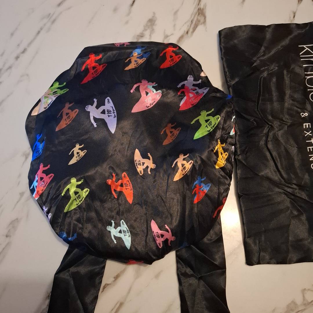 Bonnet de Nuit en Satin Noir Imprimé Surfeurs – Protection Capillaire & Style Fun