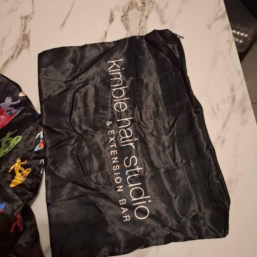 Bonnet de Nuit en Satin Noir Imprimé Surfeurs – Protection Capillaire & Style Fun