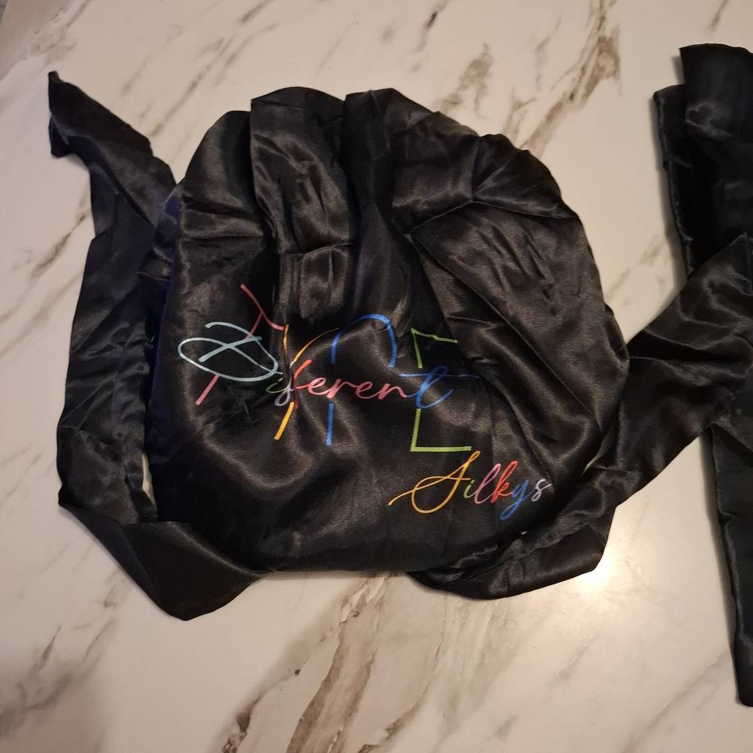 Bonnet de Nuit en Satin Noir Imprimé Surfeurs – Protection Capillaire & Style Fun