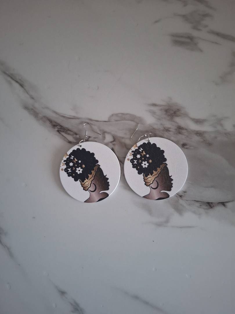 Boucles d'Oreilles Rondes en Bois "Femme Afro & Couronne Fleurie" – Originales & Neuves 