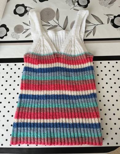 🌈 Débardeur tricoté à la main – Rayures multicolores & maille extensible