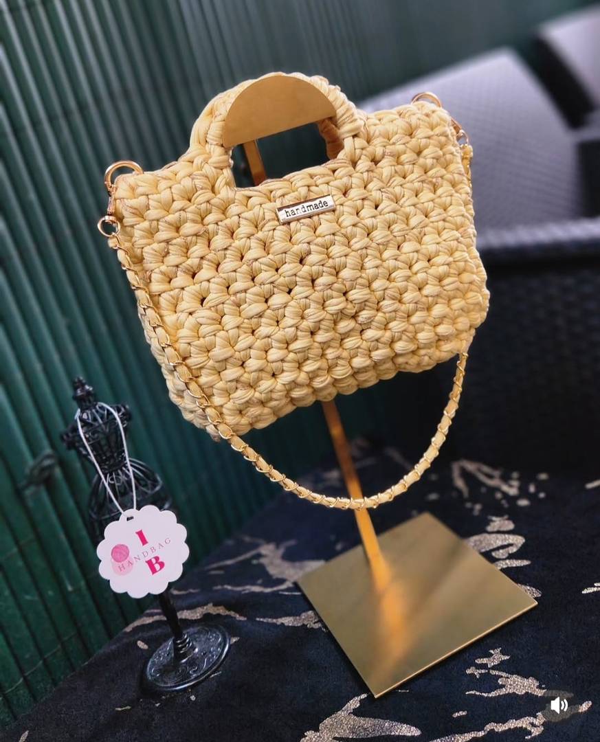 Mini Sac Cabas Tressé Jaune Paille avec Bandoulière Dorée – Élégance Artisanale de la marque handbag ib 
