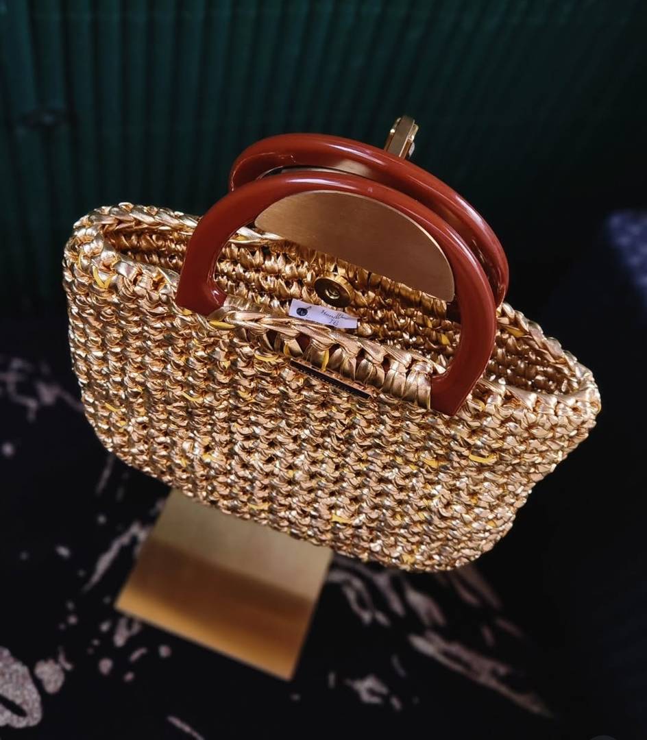 Sac Cabas Doré Tressé avec Anses Rondes Marron – Chic et Estival fait main de la marque HANDBAG IB