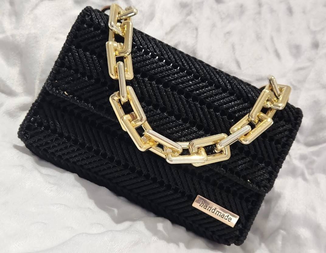 Sac Tressée Noire Élégante avec Chaîne Dorée - Fait Main de la marque HANDBAG IB 