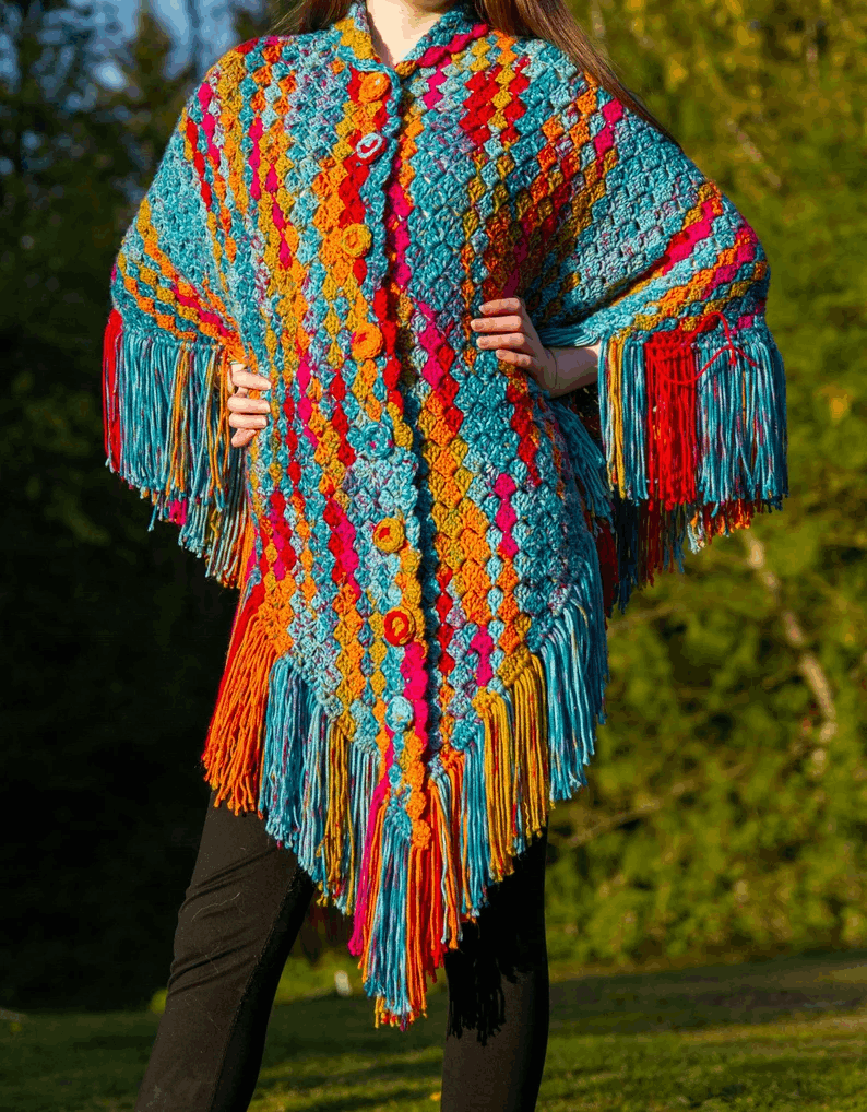 Robe bohème crochetée multicolore avec franges – Art textile fait main