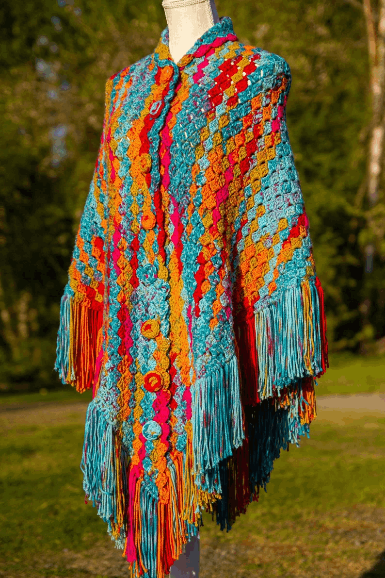 Robe bohème crochetée multicolore avec franges – Art textile fait main