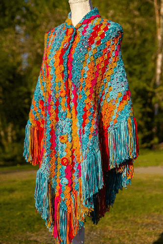 Robe bohème crochetée multicolore avec franges – Art textile fait main