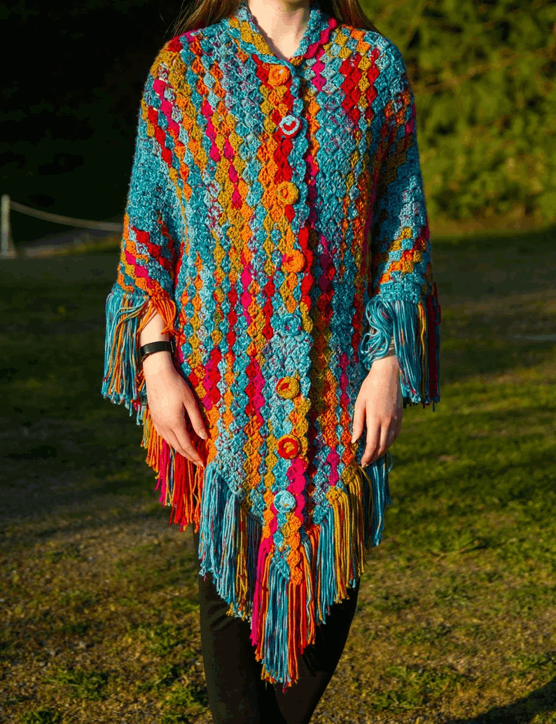 Robe bohème crochetée multicolore avec franges – Art textile fait main