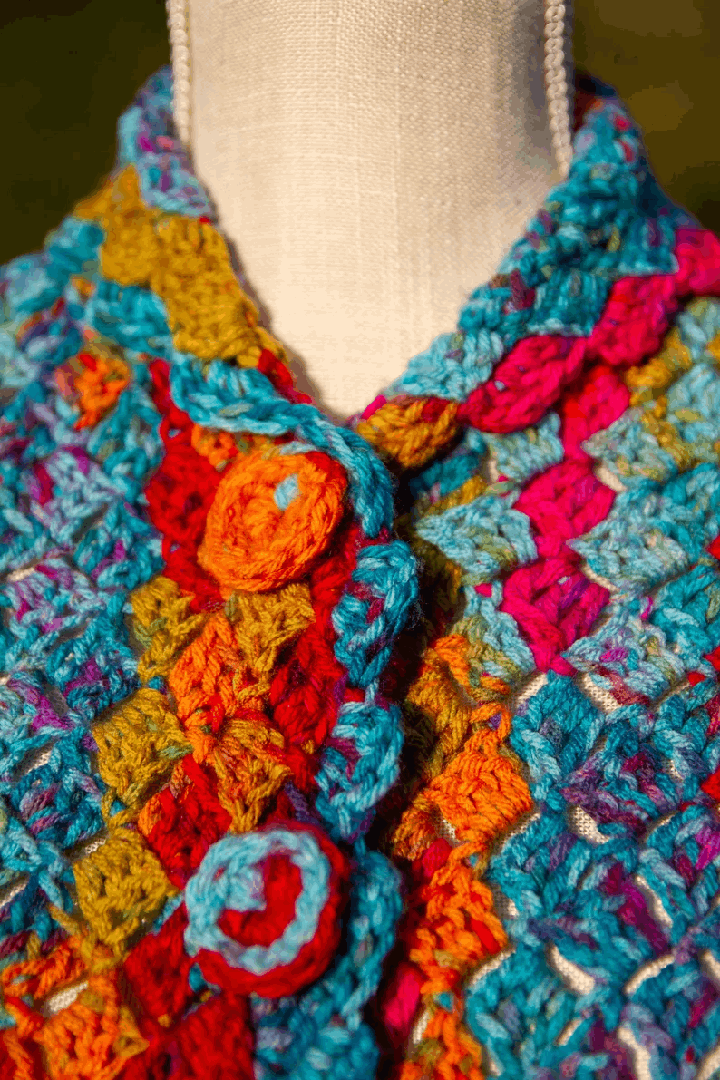 Robe bohème crochetée multicolore avec franges – Art textile fait main