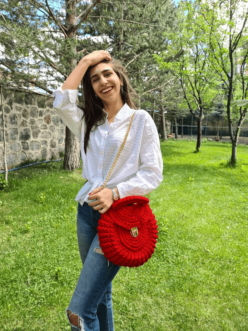 Sac Rond Crocheté à la Main – Rouge Passion, avec Poignée Dorée et Fermoir Cœur