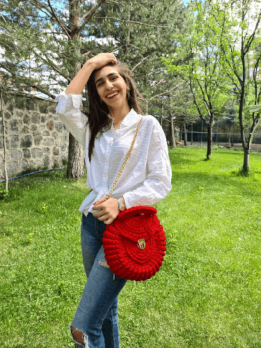 Sac Rond Crocheté à la Main – Rouge Passion, avec Poignée Dorée et Fermoir Cœur