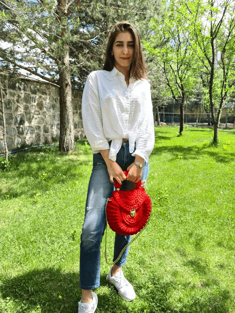 Sac Rond Crocheté à la Main – Rouge Passion, avec Poignée Dorée et Fermoir Cœur