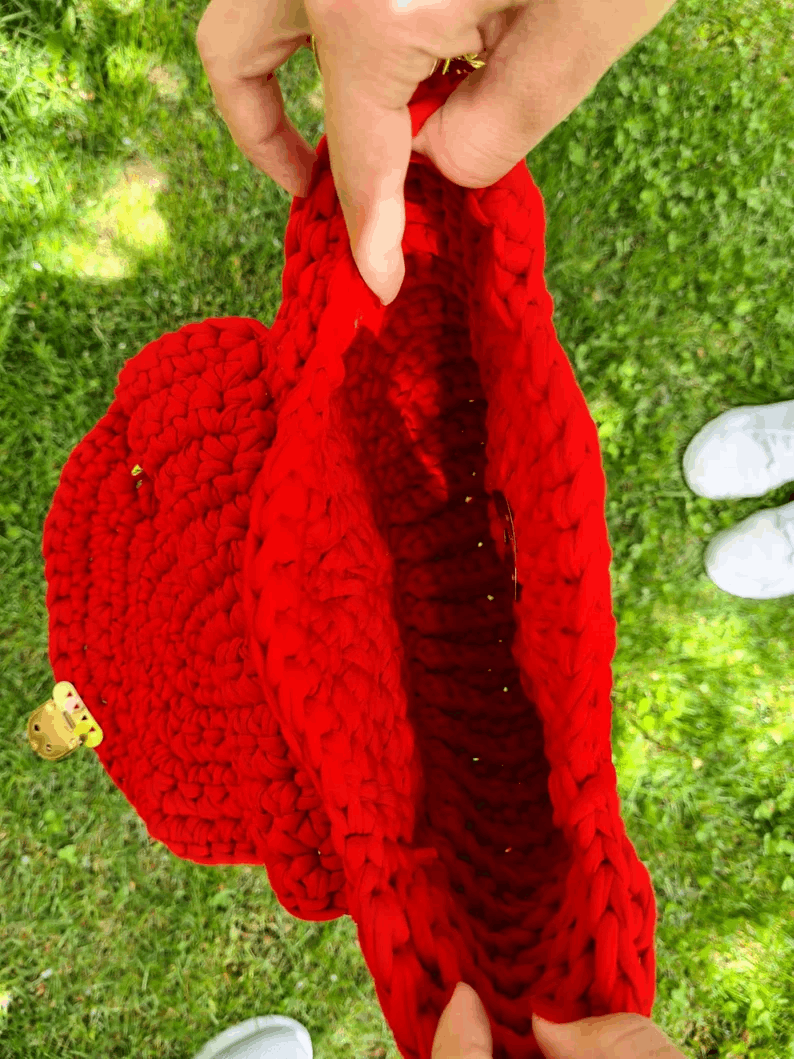 Sac Rond Crocheté à la Main – Rouge Passion, avec Poignée Dorée et Fermoir Cœur