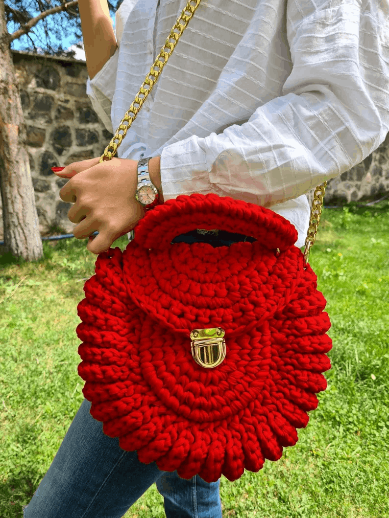 Sac Rond Crocheté à la Main – Rouge Passion, avec Poignée Dorée et Fermoir Cœur