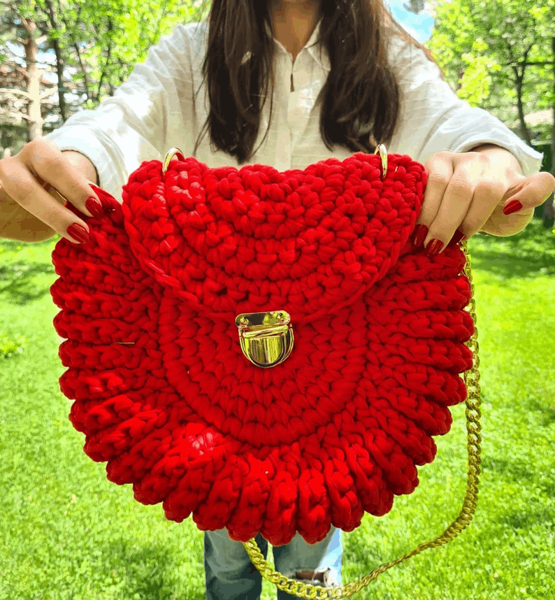 Sac Rond Crocheté à la Main – Rouge Passion, avec Poignée Dorée et Fermoir Cœur