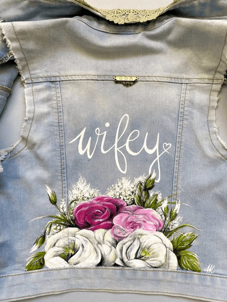 Veste en jean personnalisée “Wifey” avec motif floral – Veste denim sans manches