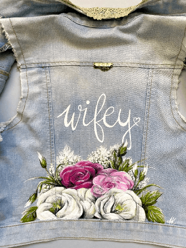 Veste en jean personnalisée “Wifey” avec motif floral – Veste denim sans manches