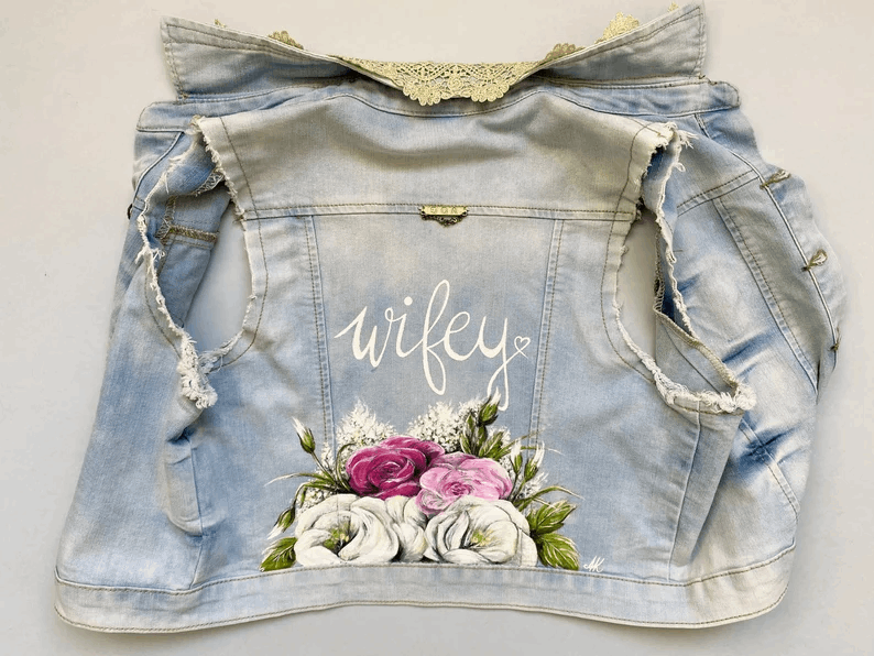 Veste en jean personnalisée “Wifey” avec motif floral – Veste denim sans manches