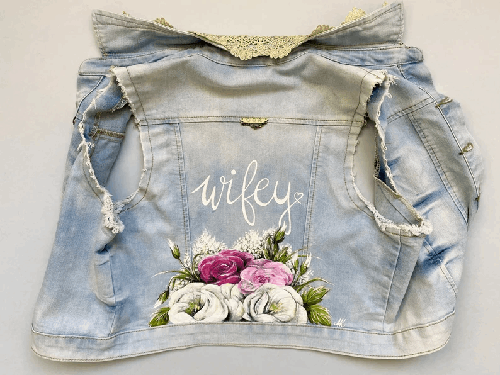 Veste en jean personnalisée “Wifey” avec motif floral – Veste denim sans manches