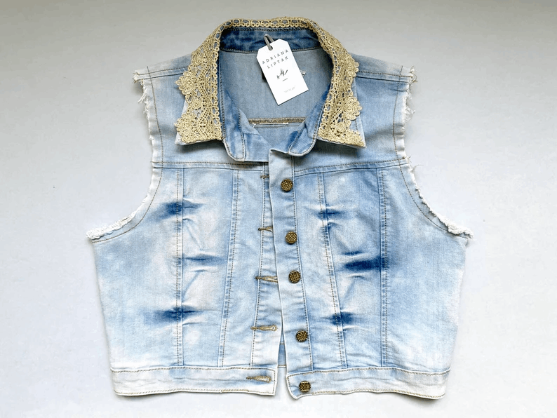 Veste en jean personnalisée “Wifey” avec motif floral – Veste denim sans manches