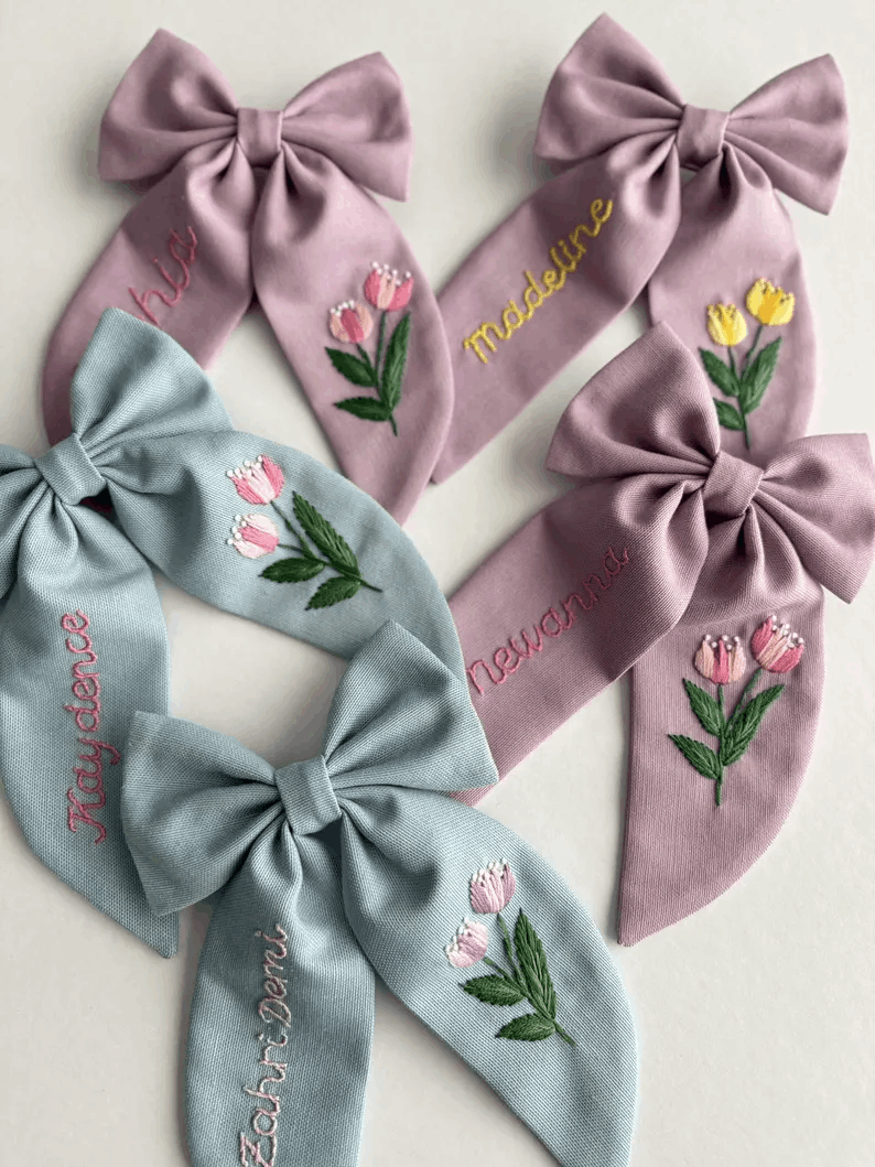 Personalized Custom Name Hair Bow Tulip Flower Hand Embroidered Bow Mrs Hair Clip Birthday Bridesmaid Gift Bows For Girls Kids Baby Hair Bow