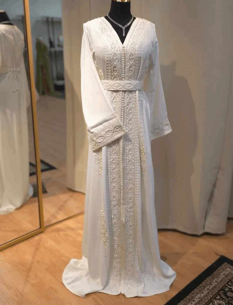 Caftan Marocain Blanc Fait Main – Robe de Cérémonie Élégante avec Broderies Raffinées