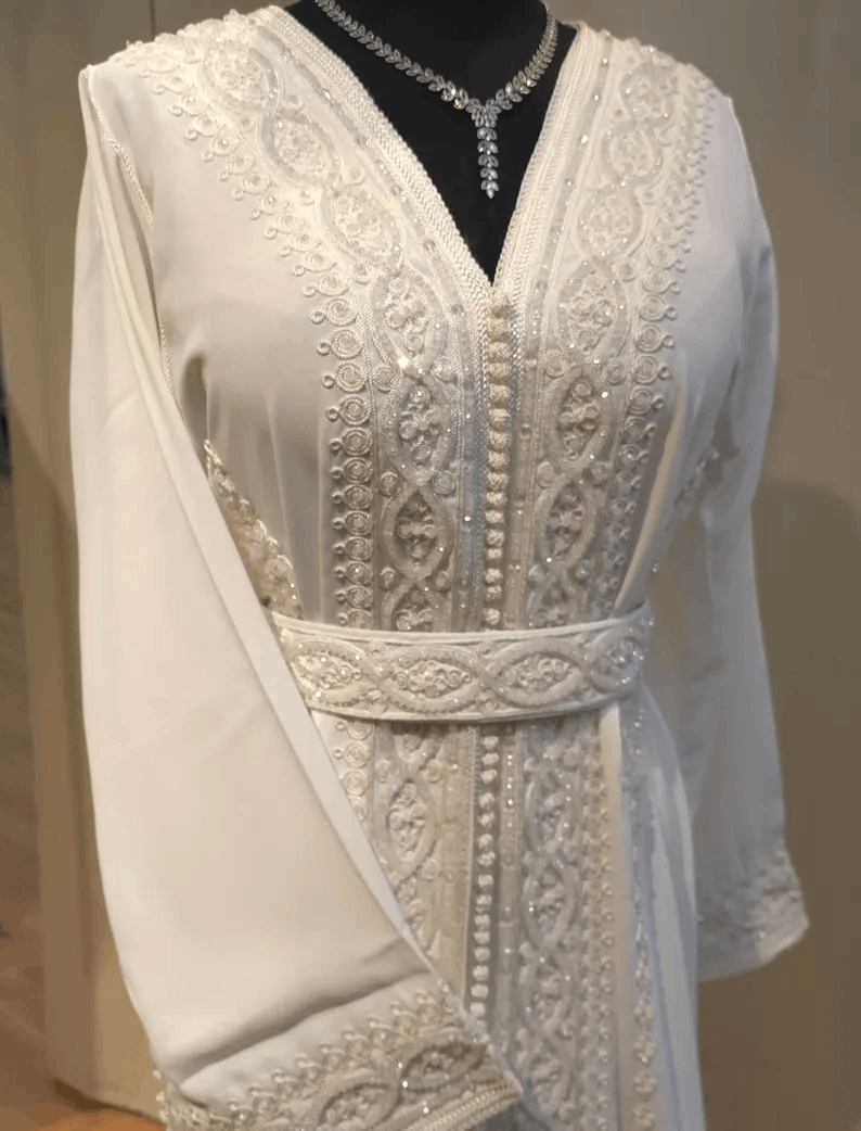 Caftan Marocain Blanc Fait Main – Robe de Cérémonie Élégante avec Broderies Raffinées