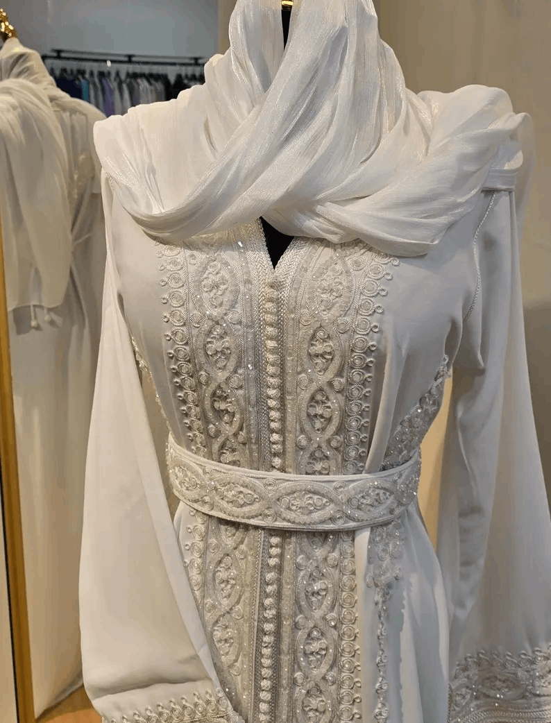 Caftan Marocain Blanc Fait Main – Robe de Cérémonie Élégante avec Broderies Raffinées