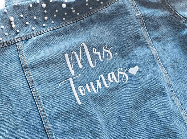 Veste en Jean Personnalisée “Mrs” – Broderie Nom et Perles