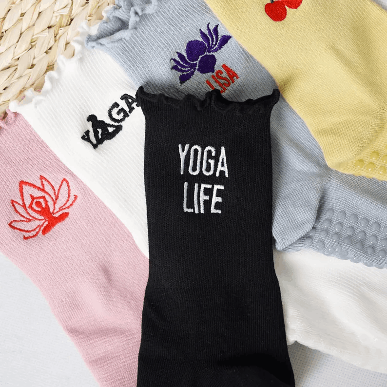 Chaussettes brodées personnalisées – Style kawaii & yoga life