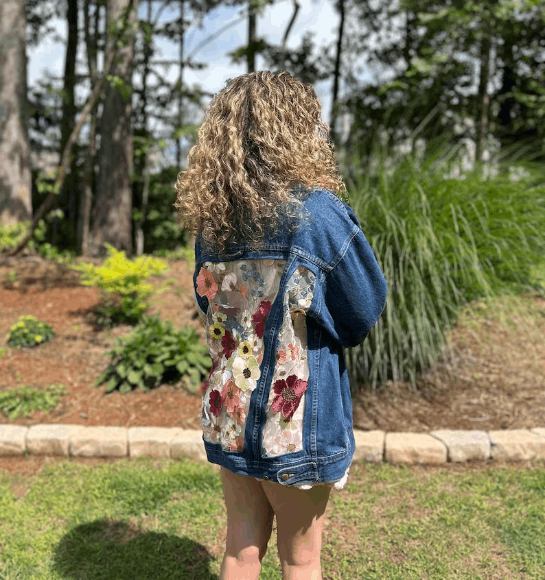 Veste en Jean Personnalisée avec Dentelle et Fleurs Bohèmes – Veste Oversize Unique