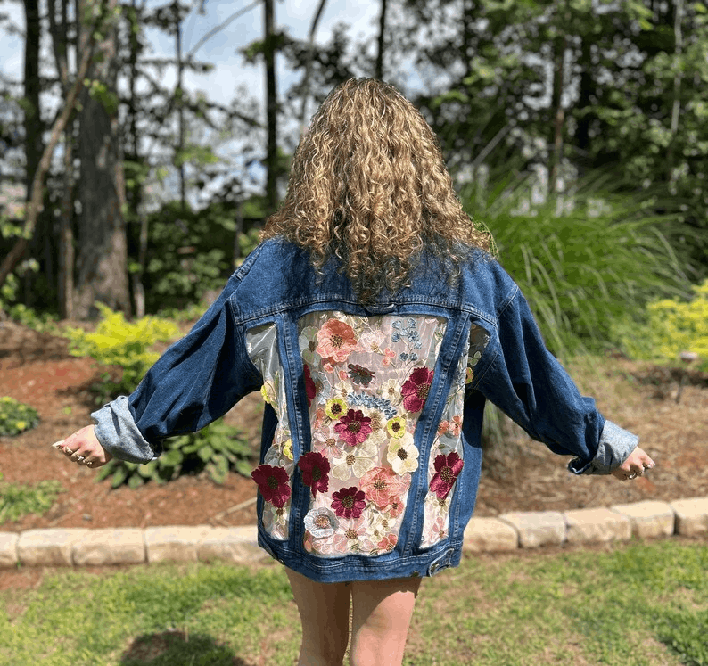 Veste en Jean Personnalisée avec Dentelle et Fleurs Bohèmes – Veste Oversize Unique