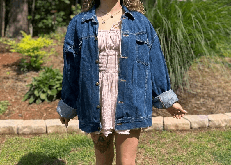 Veste en Jean Personnalisée avec Dentelle et Fleurs Bohèmes – Veste Oversize Unique