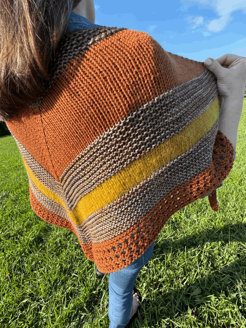 Crochet Shawl PATTERN – Kaleidoscope Shawl, Poncho triangulaire à franges avec boutons