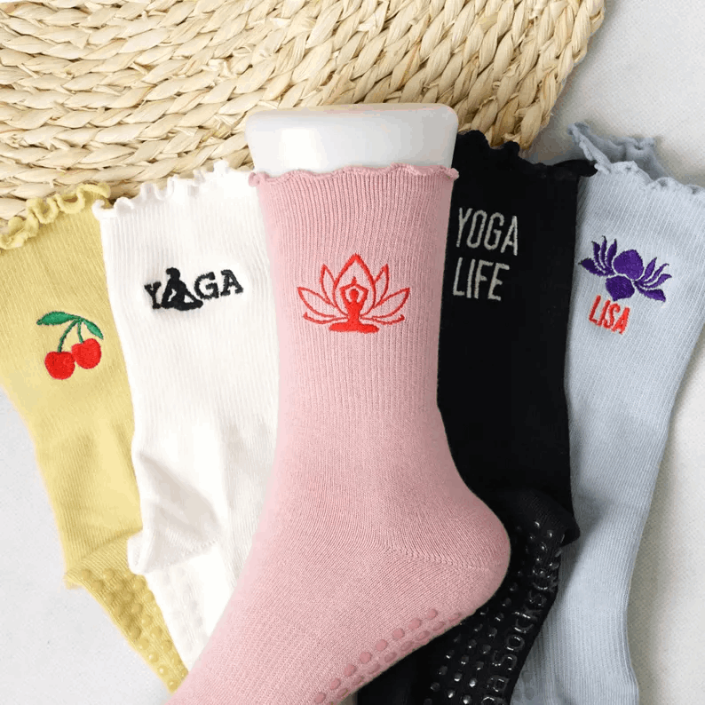 Chaussettes brodées personnalisées – Style kawaii & yoga life